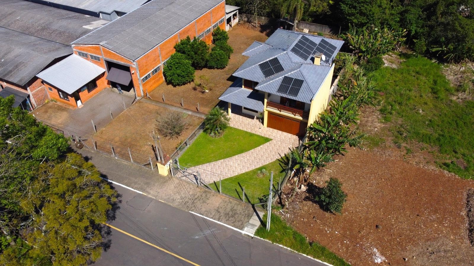 CASA COM 3 DORMITÓRIOS (1 SUÍTE), 2 VAGAS, 248M² ÁREA PRIVATIVA para venda EM CIDADE NOVA - foto 2