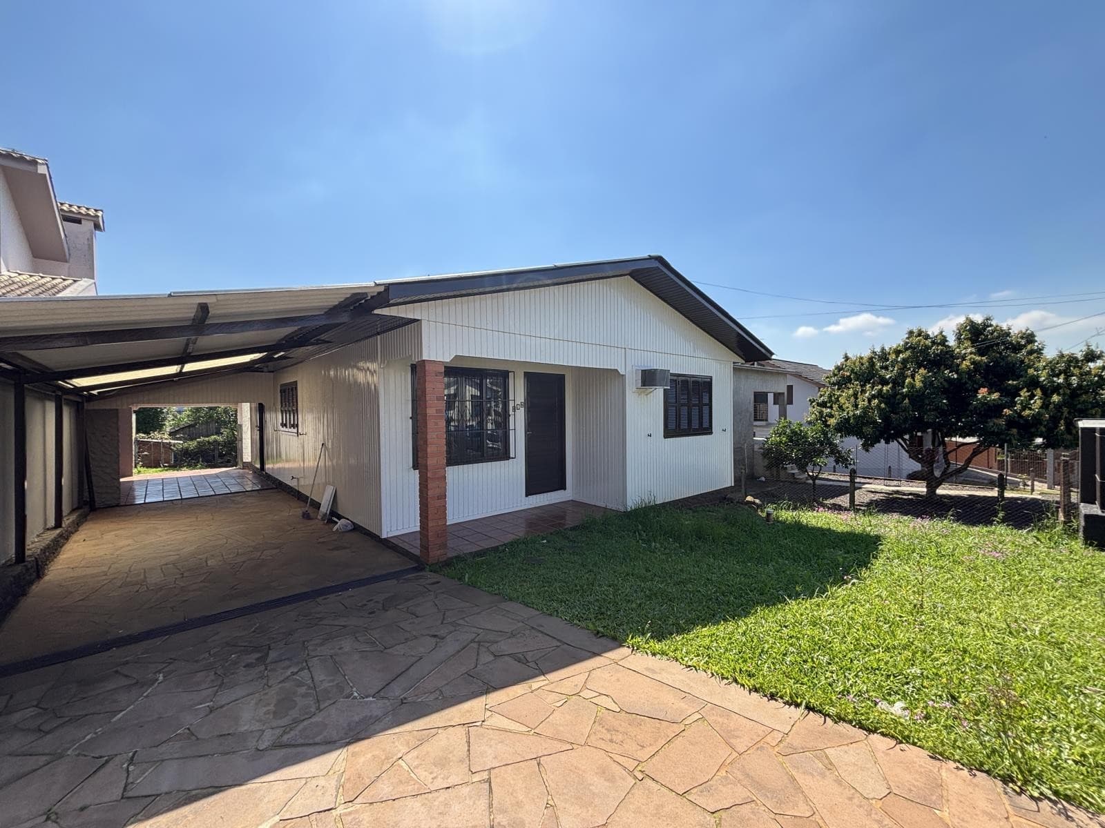 CASA COM 3 DORMITÓRIOS, 2 VAGAS, 122M² ÁREA TOTAL para locação EM HARMONIA - foto 1